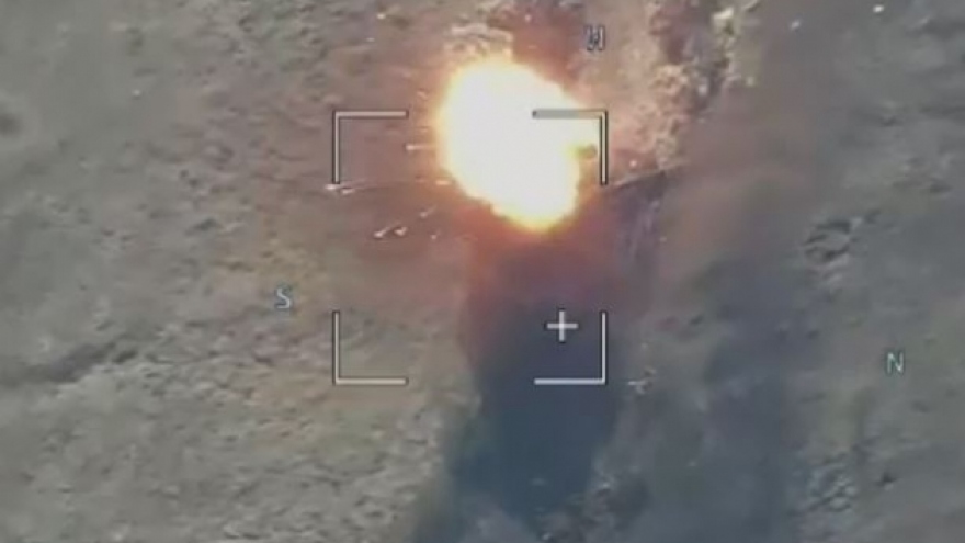 Khoảnh khắc lựu pháo FH70 nổ tung sau đòn tấn công chính xác của UAV Lancet